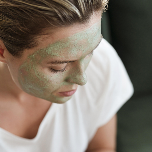 Cómo la Cosmética Natural Ayuda a Personas con Piel Sensible: Lo Que Debes Saber